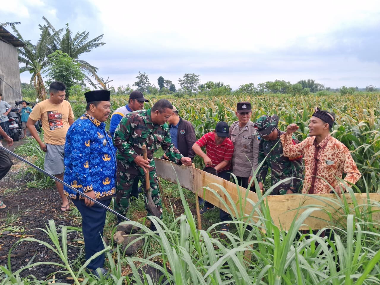 Peletakan Batu Pertama Pembangunan Fisik 80.000 Gerai Perdagangan dan Koperasi Desa Merah Putih di Desa Bantaran